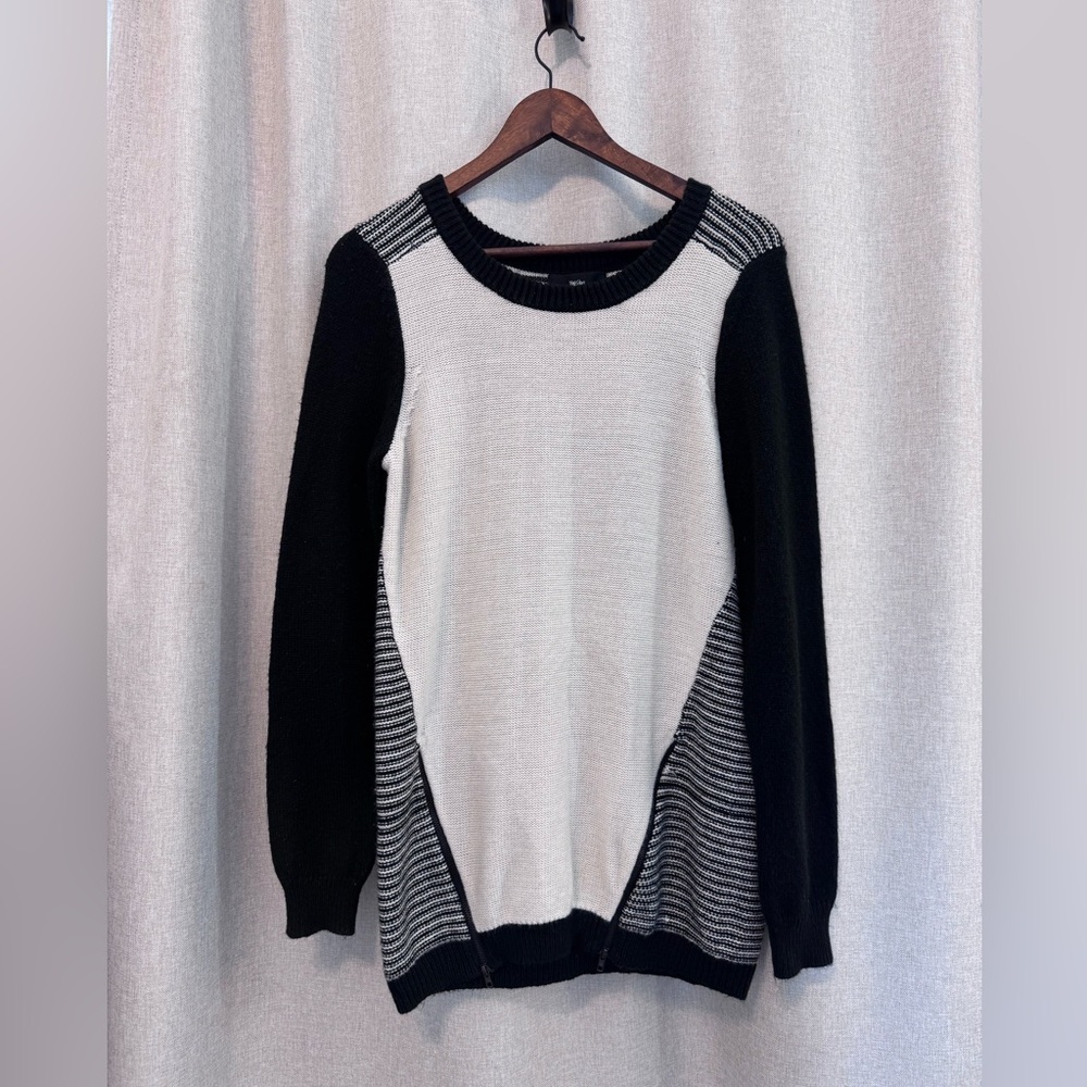 Woman’s Black and White Stripe Zip Up Detail Crew Neck Sweater Size Medium